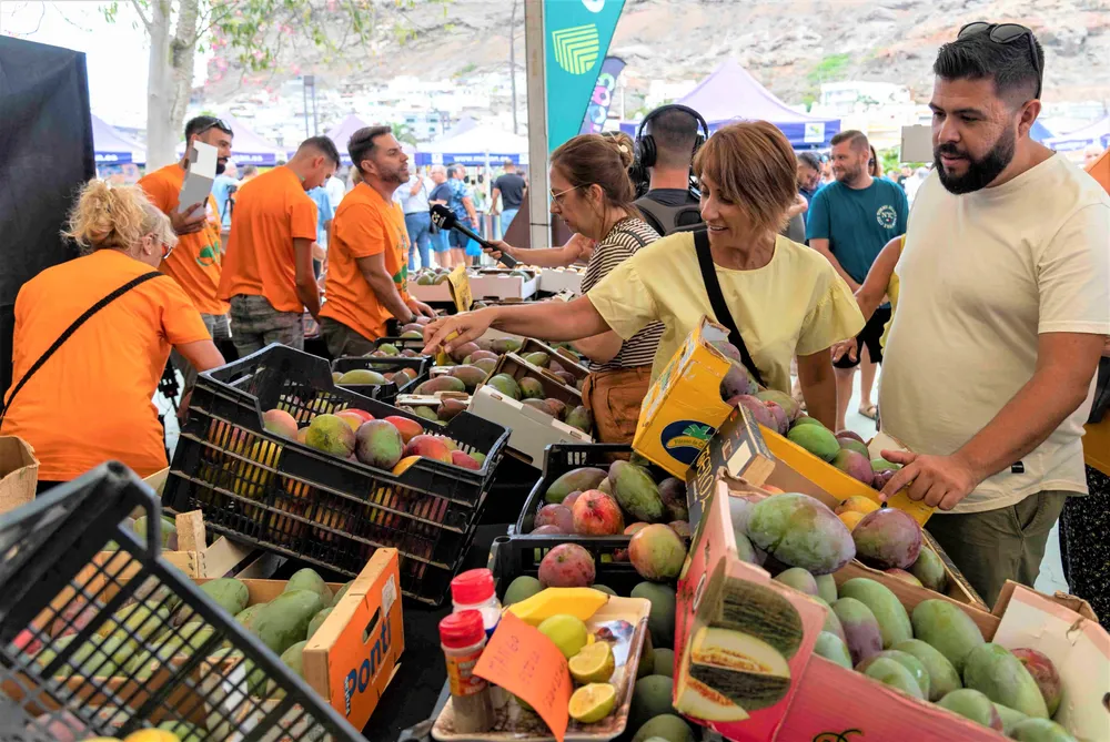 onalia-bueno-y-neftali-sabina-en-feria-mango-y-aguacate-mogan-I-la-gaceta-noticias-gran-canaria