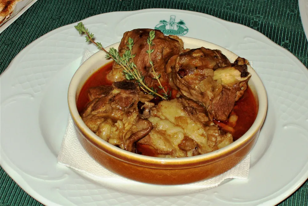 caldereta-de-cordero-restaurante-arcos-de-la-laguna-valleseco-I-archipielago-gourmet-noticias-gastronomia