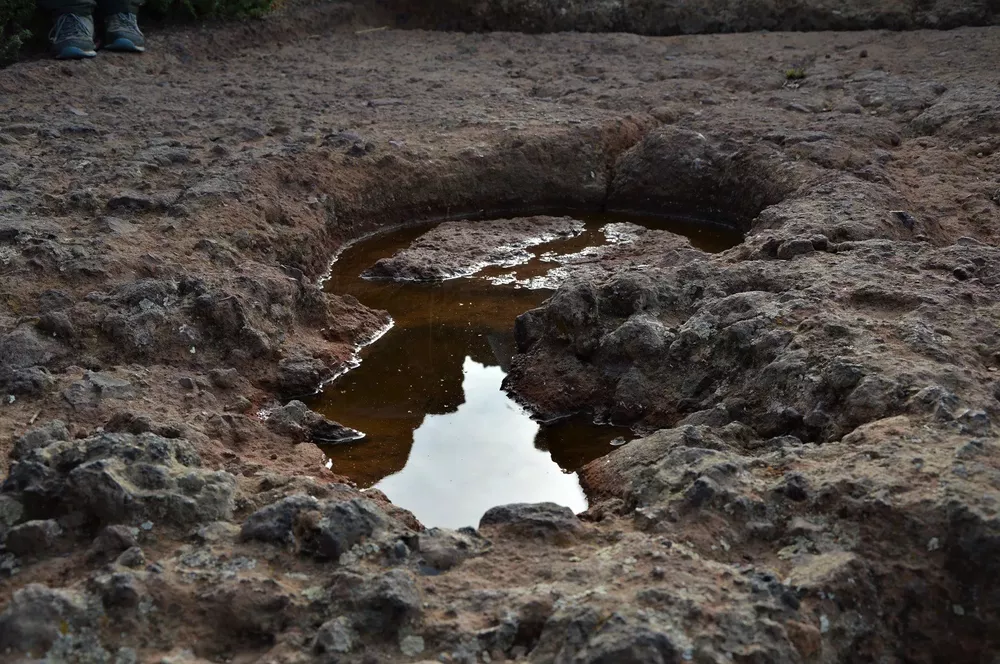 Detalle de la cazoleta aborigen con agua en la jornada de hoy