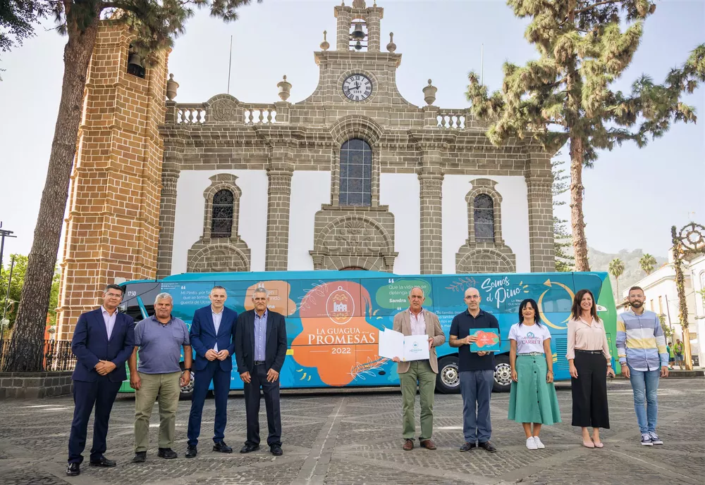 libro-de-la-guagua-de-las-promesas-llega-a-teror-2_la-gaceta-de-gran-canaria