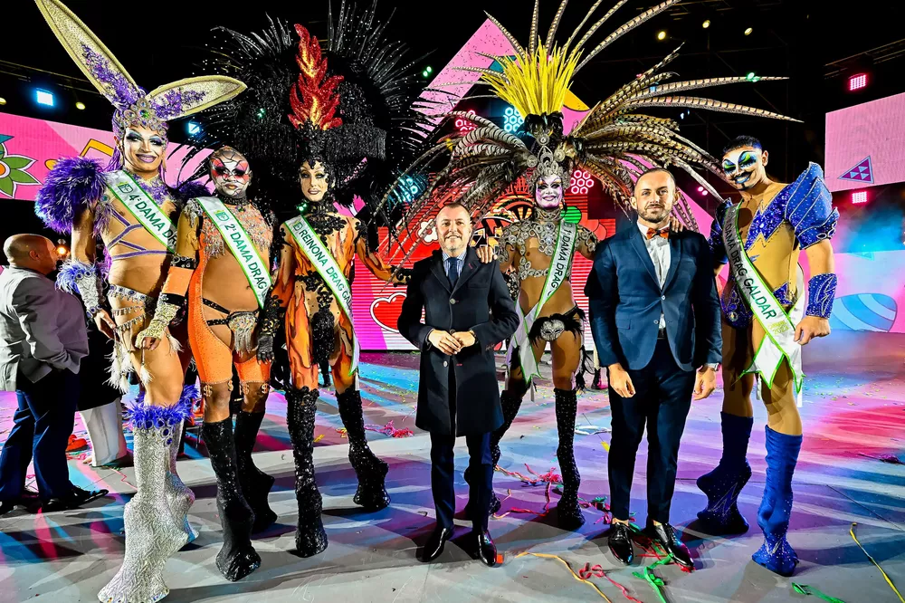 Teodoro Sosa y Julio Mateo con el Drag Queen y las cuatro Damas