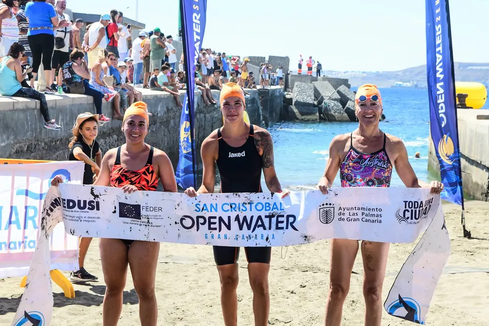 idaira-aleman-I-sara-trujillo-y-angela-de-nicasio-ruiz-I-san-cristobal-open-water-I-la-gaceta-de-gran-canaria
