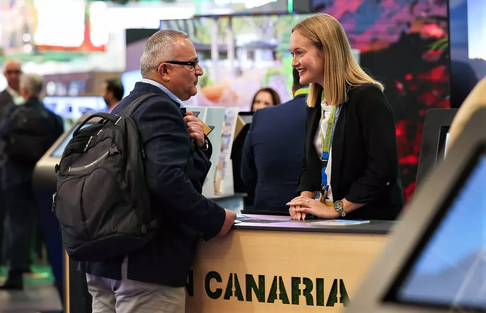 stand-de-gran-canaria-world-travel-market_la-gaceta-de-gran-canaria foto del stand de gran canaria en la world travel market, donde una azafata atiende a un visitante. I La Gaceta de Gran Canaria I Noticias de Gran Canaria