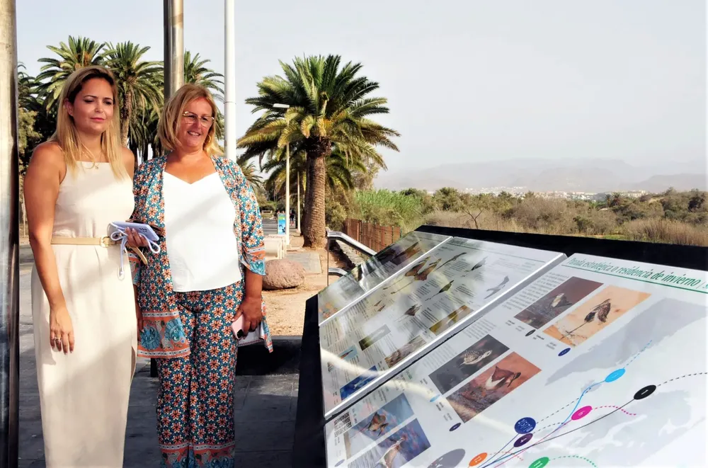 yilenia-vega-y-elena-alamo-presentacion-paneles-informativos-charca-maspalomas-I-la-gaceta-de-gran-canaria