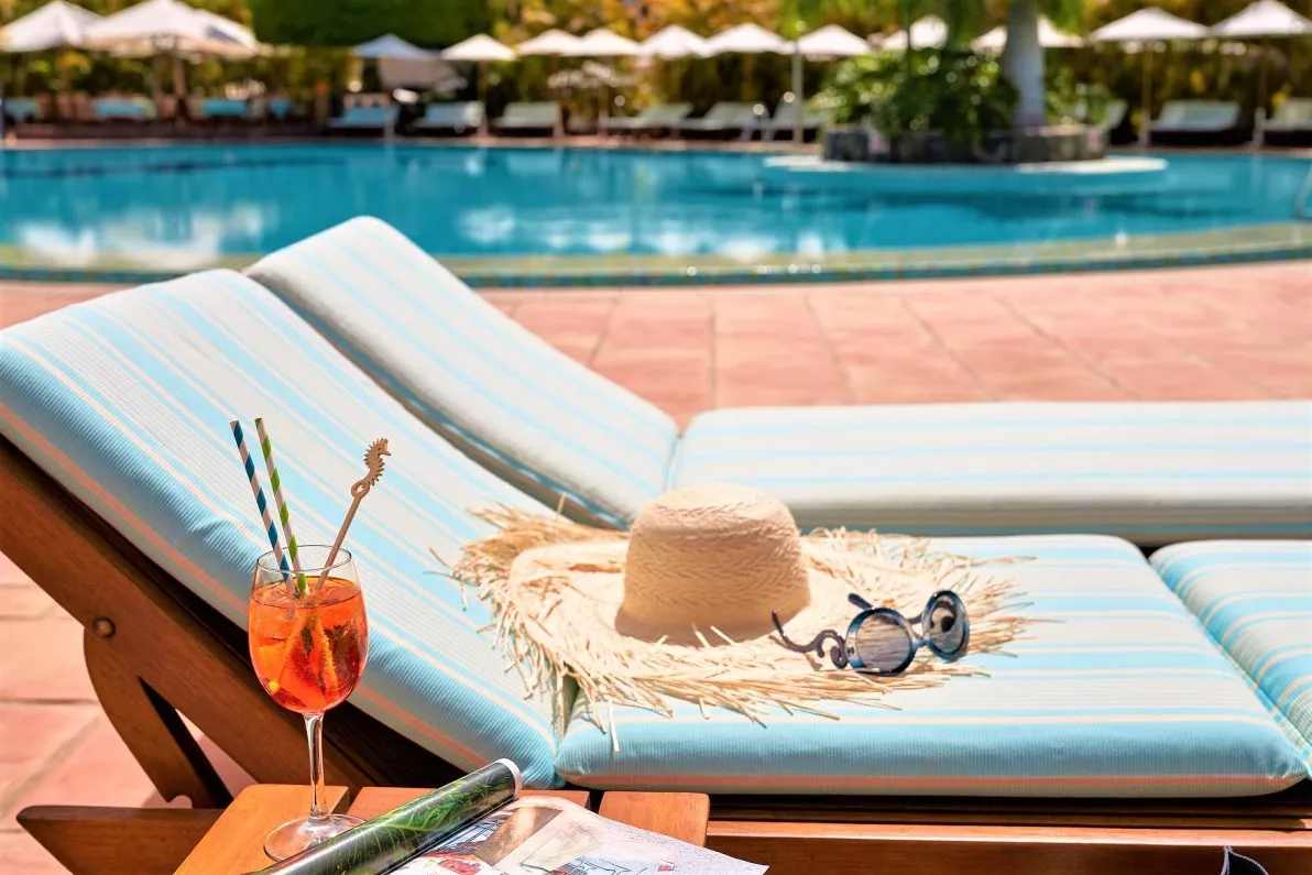 seaside-palm-beach-piscina-principal-hamaca