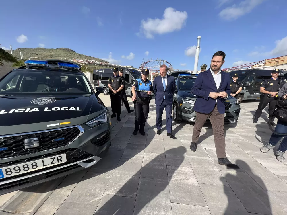 La jefa de la Policía Local junto al alcalde y al concejal de Seguridad y Emergencias