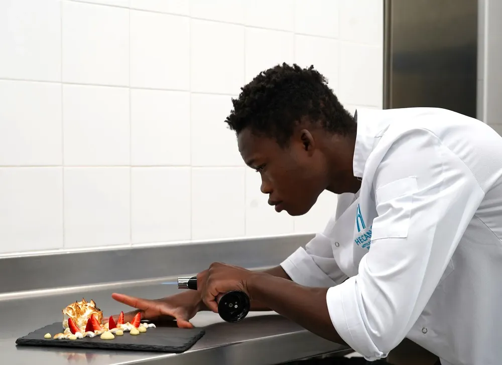 saikou-jobarteh-nueve-estudiantes-de-hecansa-aspiran-a-ser-las-proximas-promesas-de-la-alta-cocina-de-españa saikou jobarteh alumno de hecansa I noticias de gran canaria