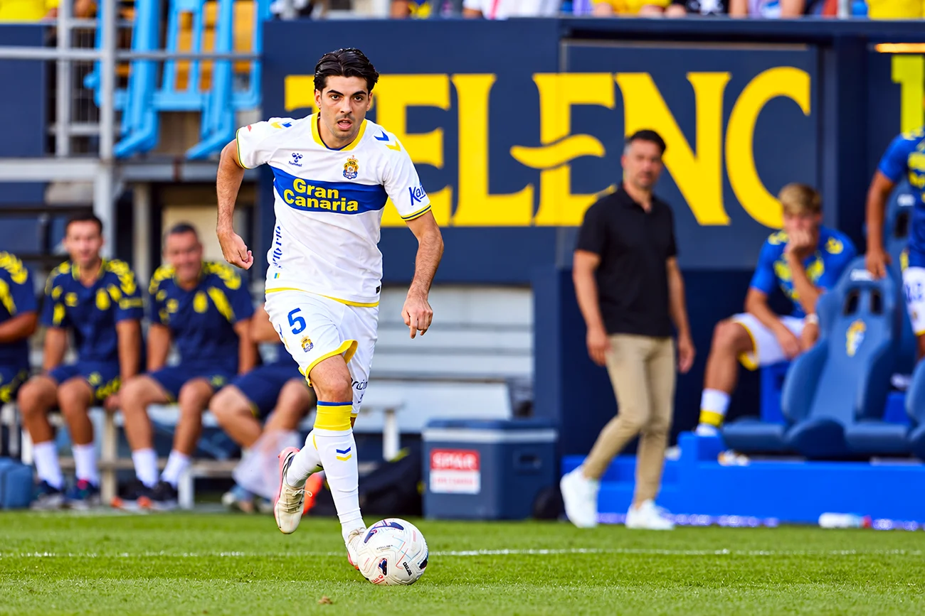 Las-Palmas-conquista-Cadiz-con-gol-de-Enrique-Clemente