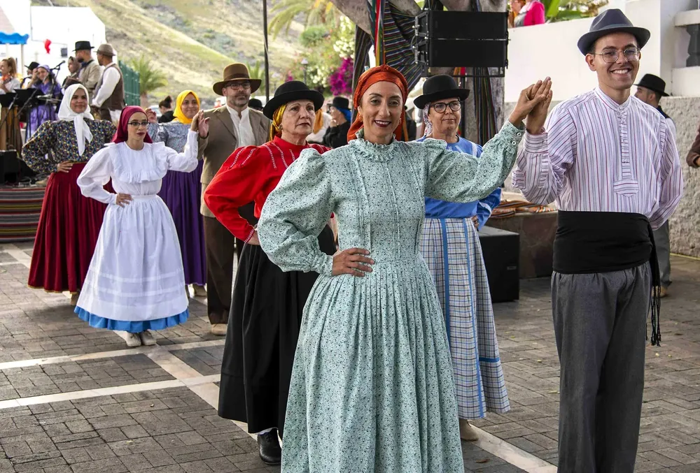 veneguera-acoge-el-primer-festival-de-folclore-de-las-escuelas-artisticas-de-mogan Onalia Bueno, alcaldesa de mogan, junto al grupo de danza folclórica de las escuelas artisticas de mogan

