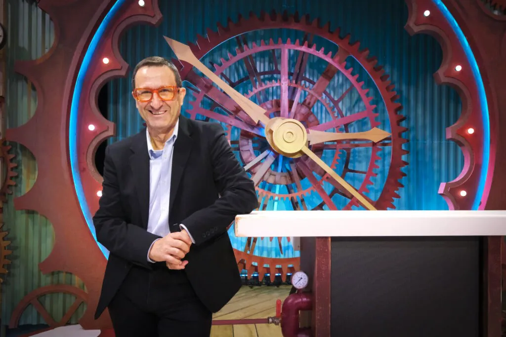 roberto-kamphoff-presenta-el-tiempo-vuela-en-television-canaria