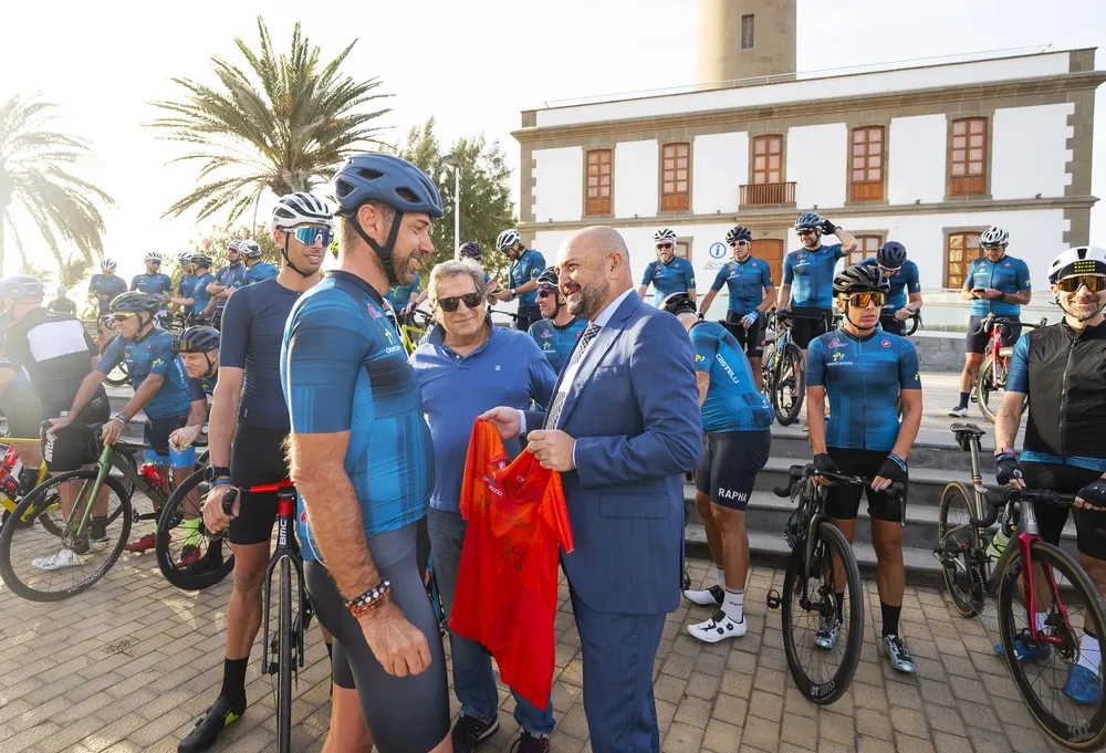 carlos-alamo-consejero-turismo-gran-canaria-con-ciclistas-italianos_alessandro-ballan-y-davide-cassani_la-gaceta-noticias-gran-canaria
