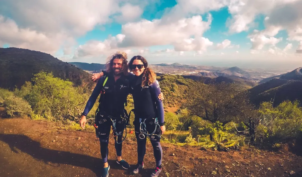 julia-miralles-y-lorenzo-periodistas-de-Lugares-de-Aventura-exploran-gran-canaria_la-gaceta-noticias-de-gran-canariabinimelis