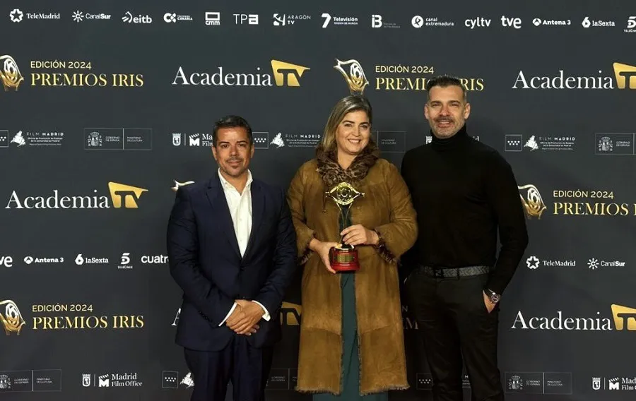 cogeme-si-puedes-recibe-premio-iris-al-mejor-programa-autonomico_noticias-de-gran-canaria maria mendez, dani calero e ivan villanua con premio iris al mejor programa autonomico de cogeme si puedes