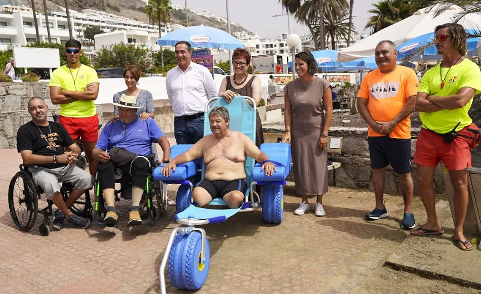 nueva-silla-adaptada-personas-con-discapacidad-en-playa-puerto-rico-en-mogan