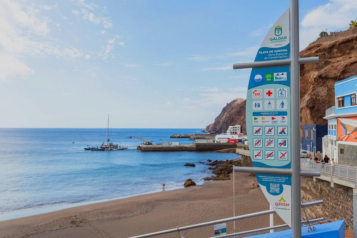 Sardina-de-Galdar-renueva-un-año-mas-la-Bandera-Azul-por-calidad-de-playa