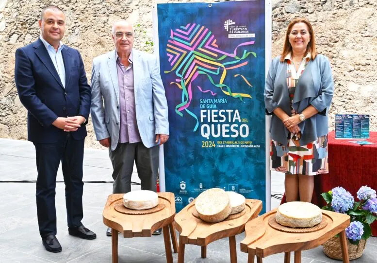 alcalde-Pedro-Rodriguez-junto-a-Jose-Castellano-y-Teresa-Bolanos-en-presentacion-del-programa-de-Fiesta-del-Queso-2024-celebrada-en-Mercado-de-Guia_noticias-de-gran-canaria