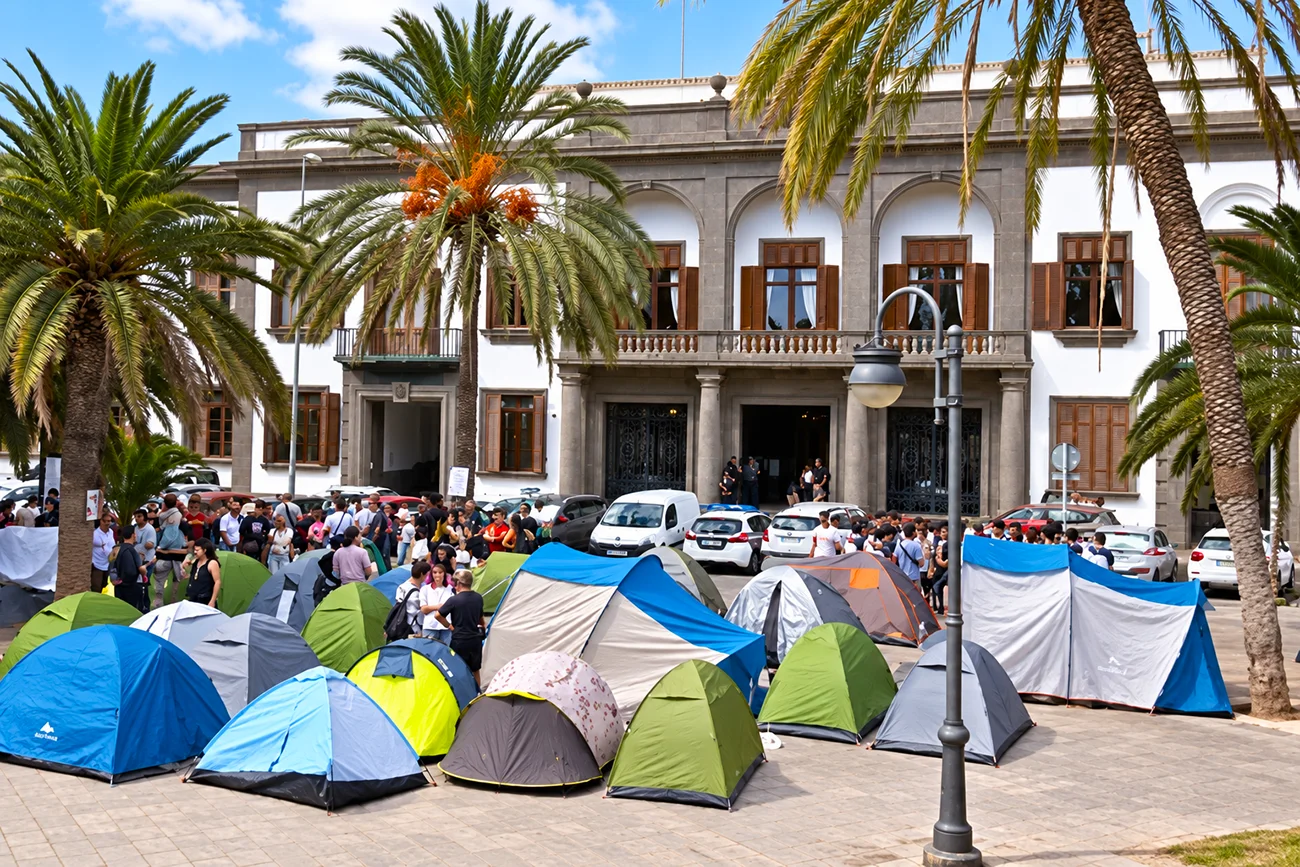 acampada-Derecho-al-Techo-por-vivienda-digna-frente-a-Delegacion-de-Gobierno-en-Las-Palmas-de-Gran-Canaria