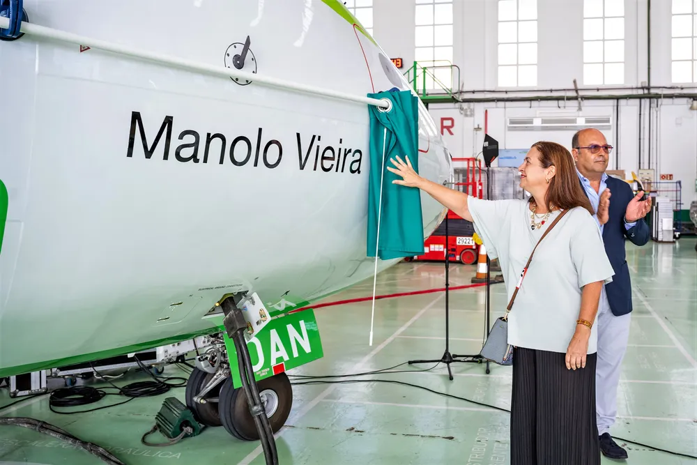 binter-manolo-vieira-I-la-gaceta-noticias-de-gran-canaria binter manolo vieira I pepa hernandez, viuda del humorista, descubriendo el nombre del avion I la gaceta de gran canaria I noticias de gran canaria