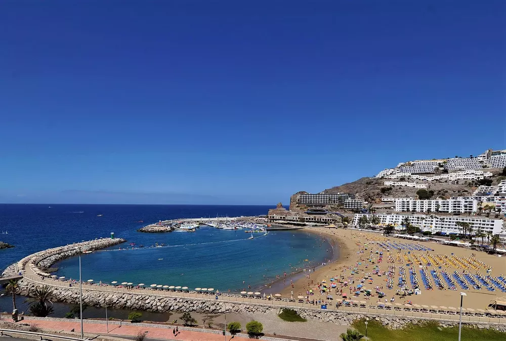 playa-de-puerto-rico-gran-canaria_la-gaceta