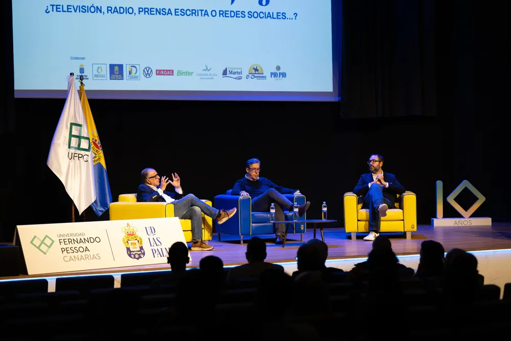 universidad-fernando-pessoa-conferenncia-roberto-gomez-axel-torres-y-santiago-segurola