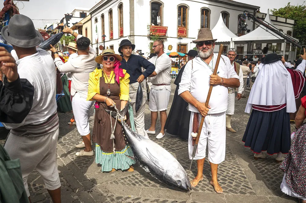 mogan-brilla-en-romeria-del-pino-en-teror_4