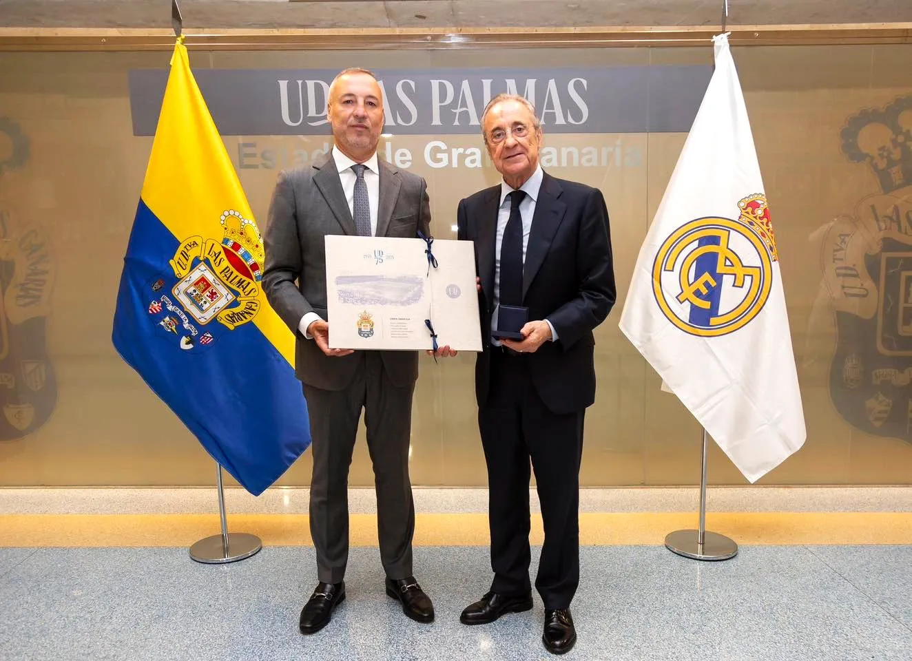 miguel-angel-ramirez-entrega-carpeta-grafica-conmemorativa-75-aniversario-union-deportiva-las-palmas-a-florentino-perez-presidente-real-madrid