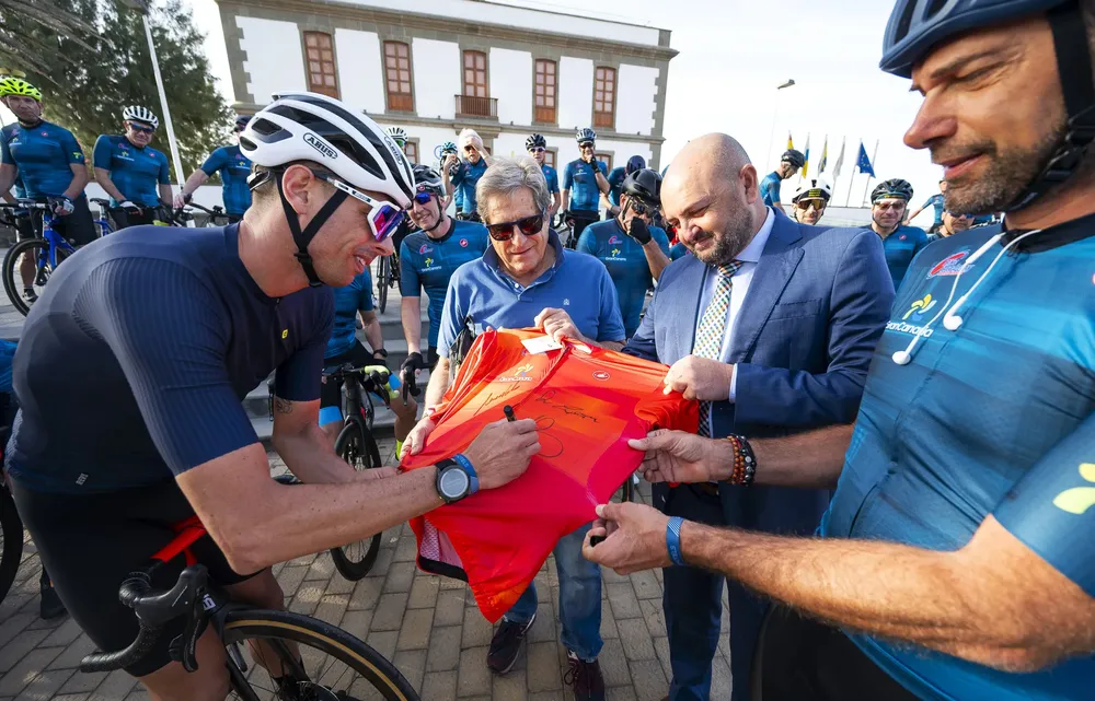 carlos-alamo-con-ciclistas-italianos_alessandro-ballan-y-davide-cassani_la-gaceta-noticias-gran-canaria