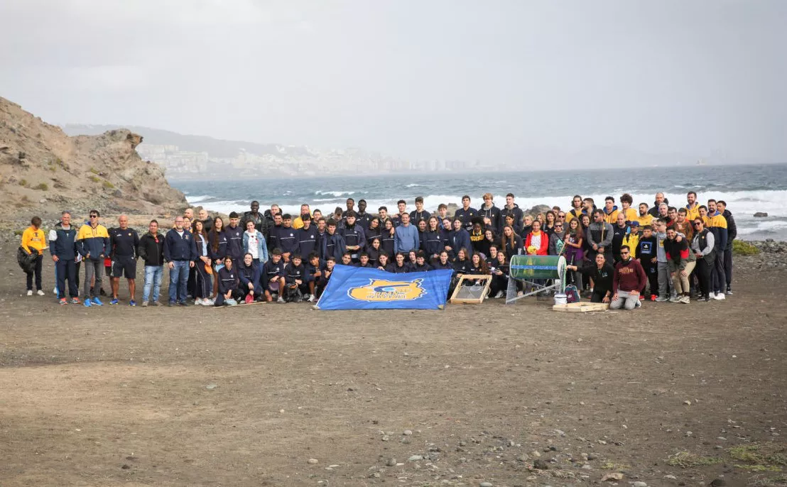 club-baloncesto-gran-canaria-limpieza-playa-bocabarranco_la-gaceta-de-gran-canaria