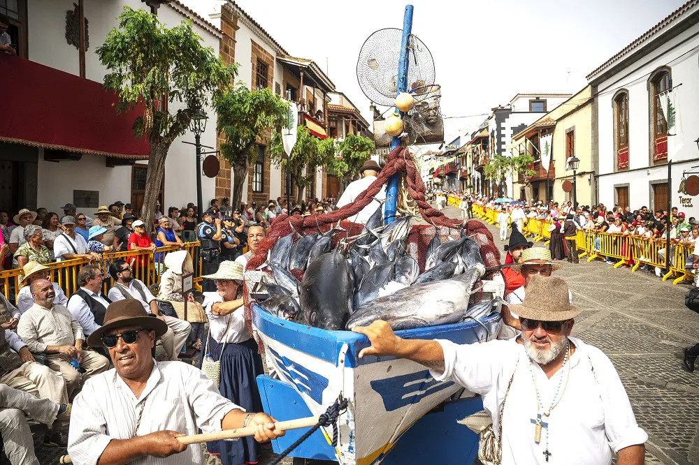 mogan-brilla-en-romeria-del-pino-en-teror_1