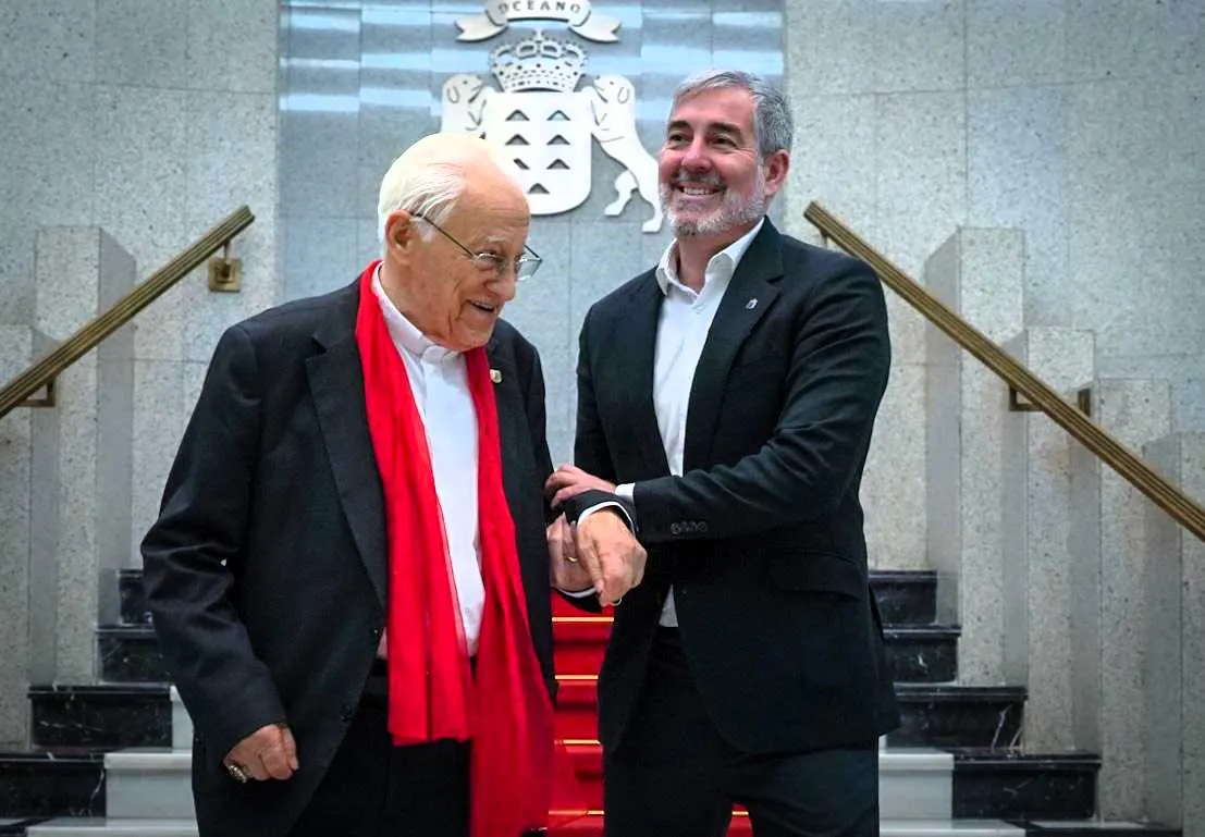 fernando-clavijo-analiza-con-el-padre-angel-la-emergencia-humanitaria-en-canarias
