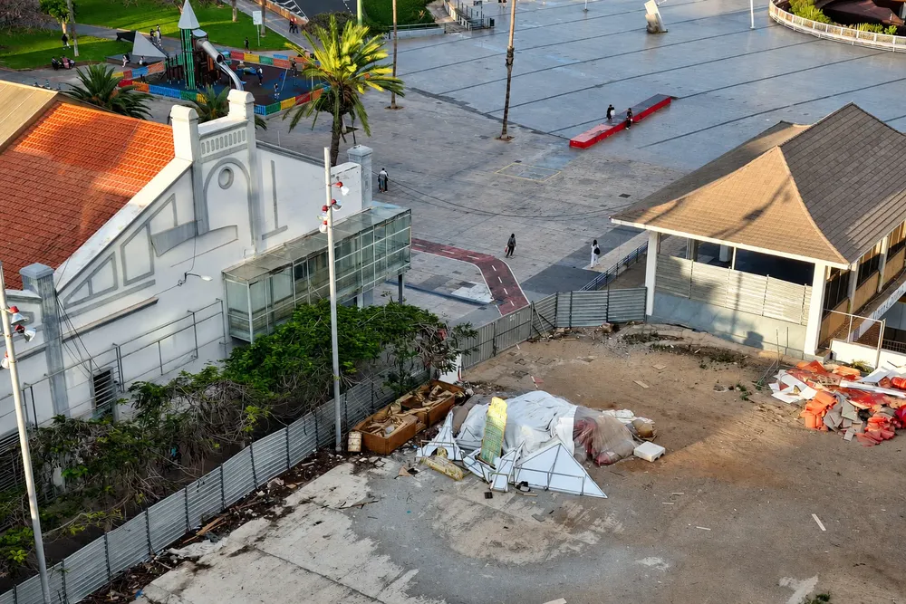 basura-en-parque-santa-catalina-de-las-palmas-de-gran-canaria