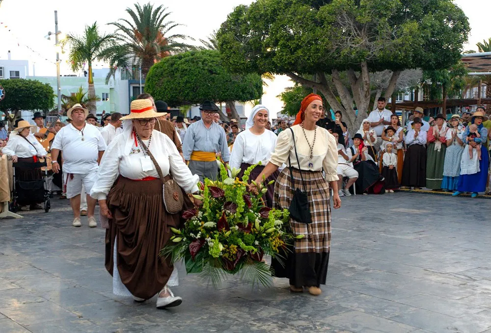 arguineguin-reune-a-miles-de-devotos-en-la-romeria-ofrenda-a-la-virgen-del-carmen_onalia-bueno-hace-su-ofrenda