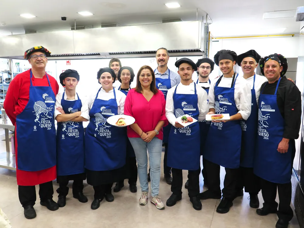 muestra-sabores-con-estrella-quesos-de-guia_alumnado y profesorado del IES Noroeste junto a la concejala Teresa Bolaños