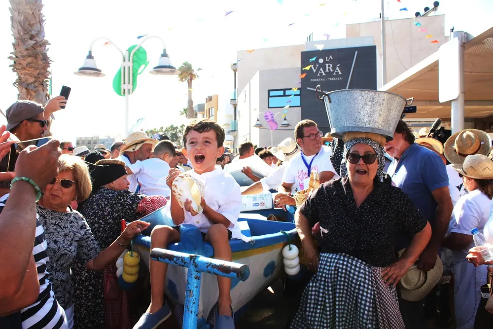 multitudinaria-vara-del-pescao-homenajea-el-pasado-marinero-de-arinaga