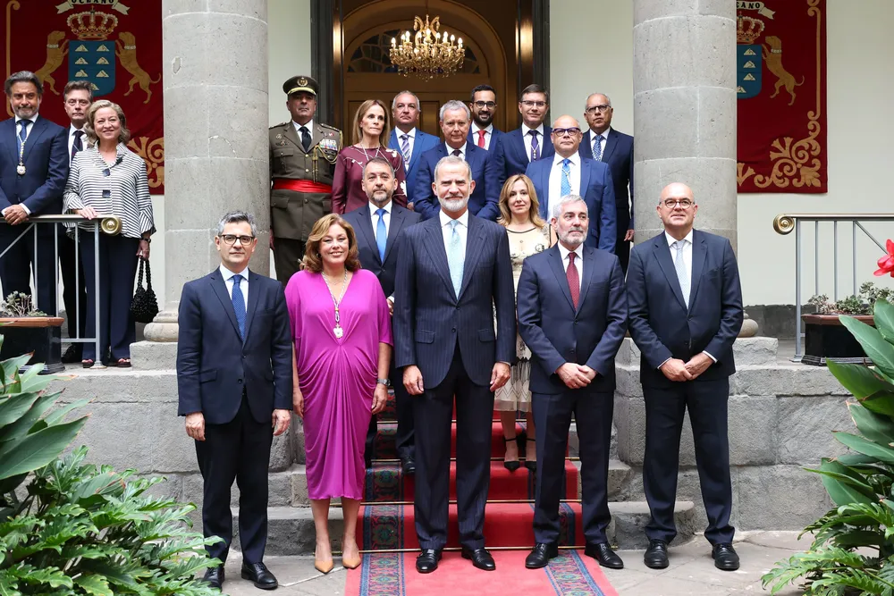 parlamento-de-canarias-entrega-medalla-de-oro-al-rey-felipe-VI