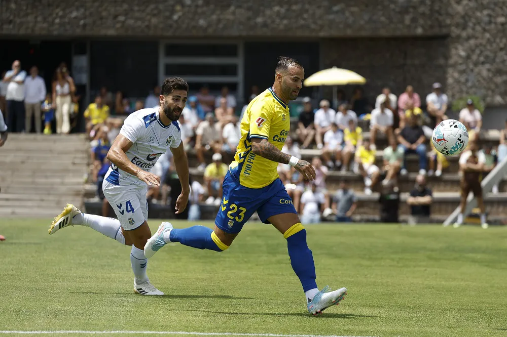 las-palmas-gana-el-derbi-al-tenerife-en-barranco-seco