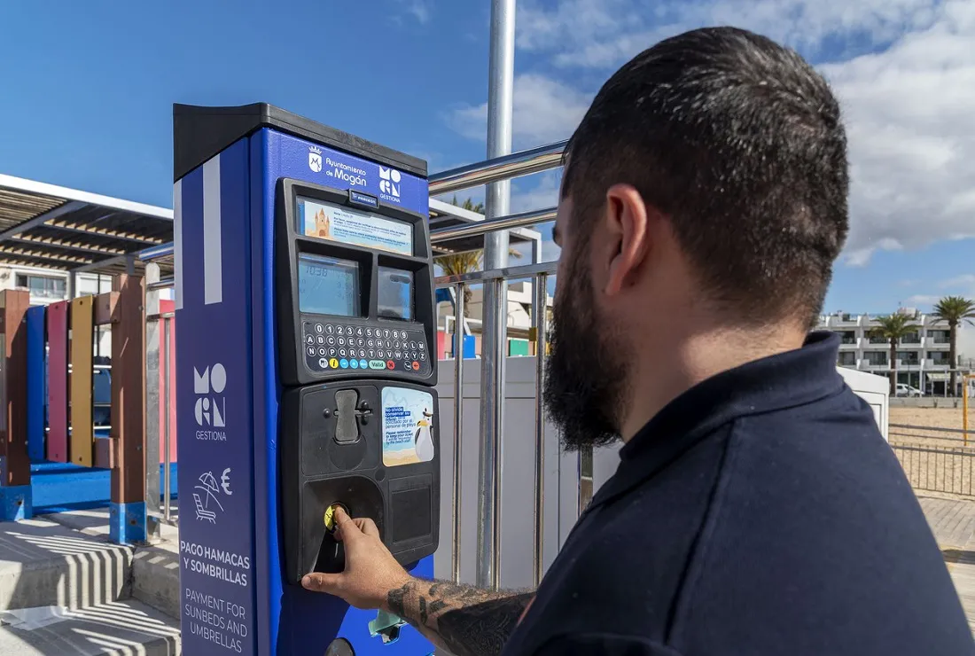 mogan-activa-sistema-de-pago-efectivo-para-alquilar-hamacas-y-sombrillas