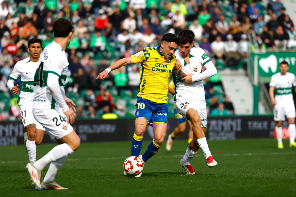 moleiro-disputa-un-balon-entre-varios-jugadores-del-elche