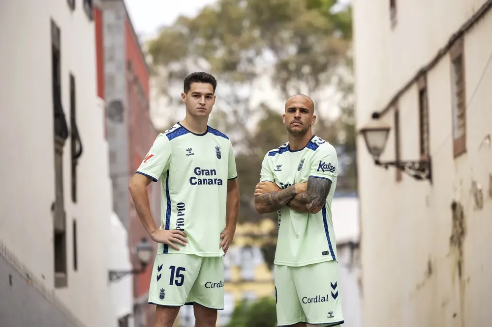 las-palmas-presenta-su-tercera-equipacion-para-la-temporada-202425