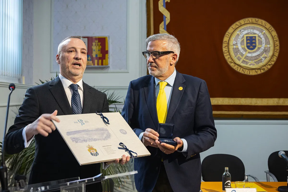 miguel-angel-ramirez-recibe-medalla-de-la-ulpgc