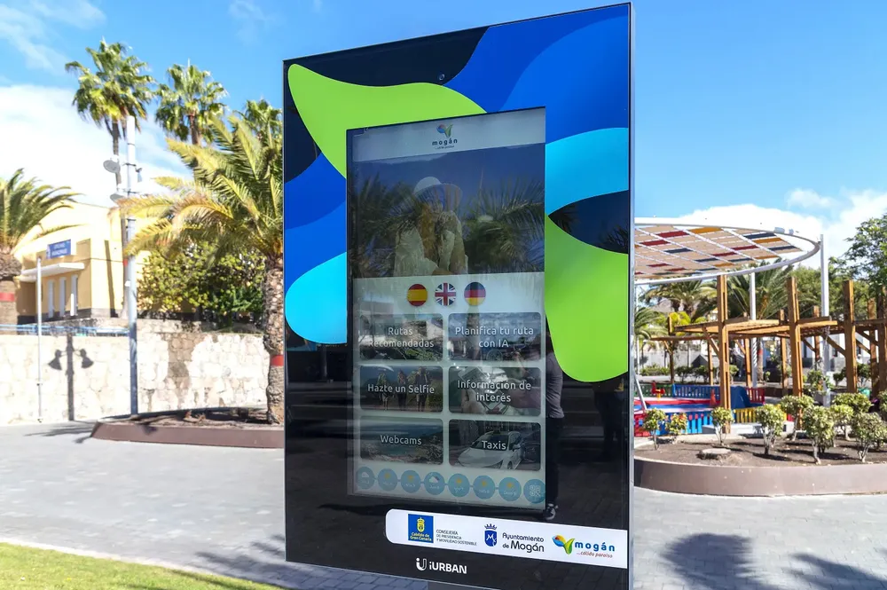 mogan-instala-paneles-informativos-digitales-en-paradas-de-taxi