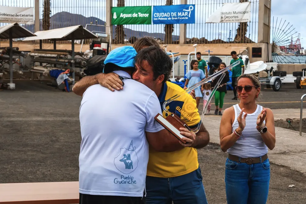 El presidente del Pueblo Guanche, Pedro Mesa, cedió el trofeo de campeón a la familia de Antonio Cabrera El Seiko