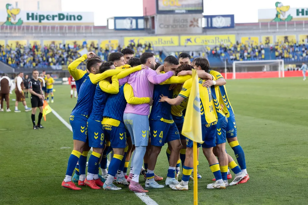 las-palmas-vence-al-granada-en-el-estadio-gran-canaria- y-mira-al-ascenso