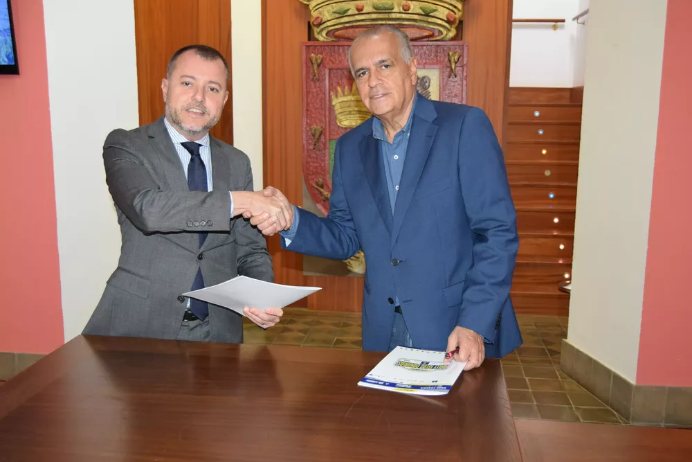 Teodoro Sosa junto a Germán Morales, presidente del CD Todo Sport y del comité organizador, en la Sala Sábor del Ayuntamiento de Gáldar