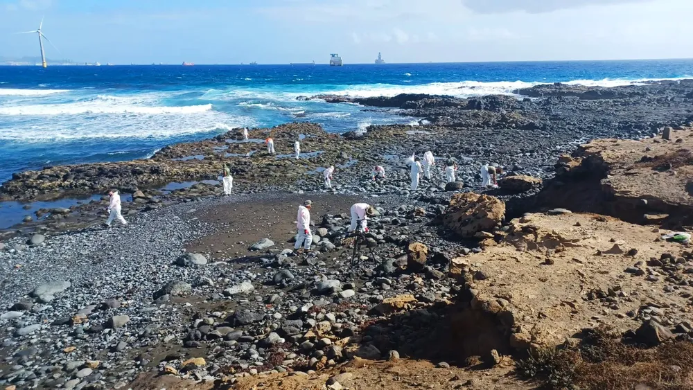 las-labores-de-reconocimiento-aereas-en-altamar-no-detectan-restos-del-vertido-de-combustible las primeras labores aéreas de reconocimiento en altamar no detectan restos del vertido de combustible