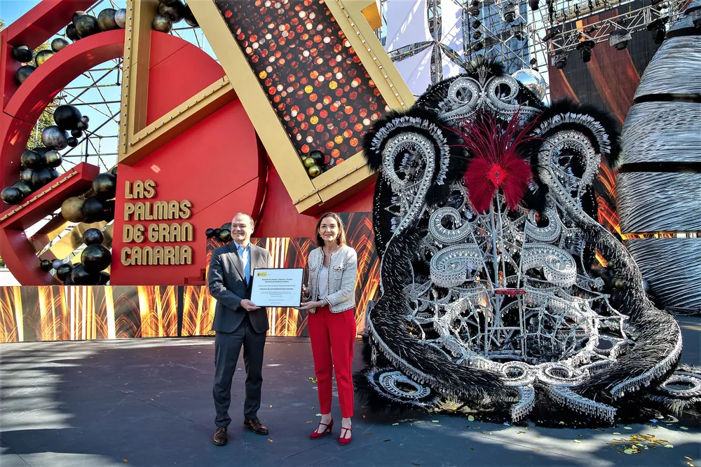 reyes maroto entrega al carnaval de las palmas de gran canaria su distinción como fiesta de interés turístico internacional