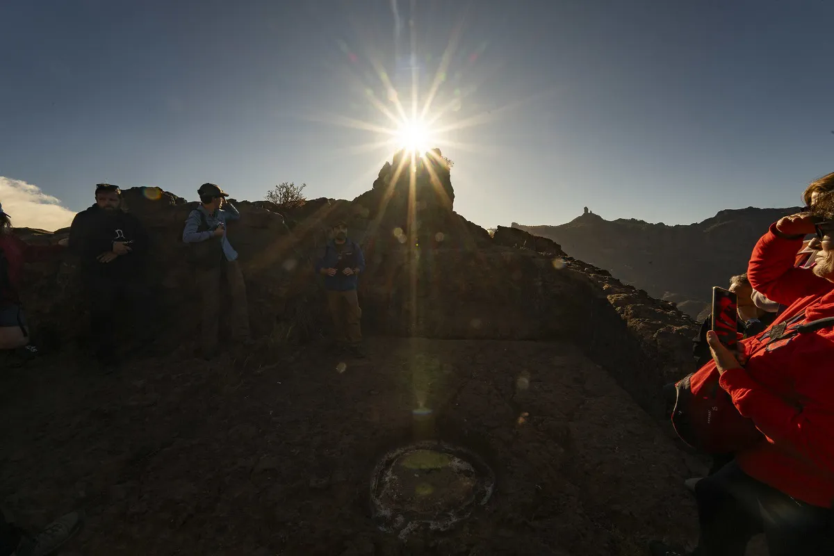 sol-y-almogaren-bentayga-reciben-al-otoño-en-gran-canaria