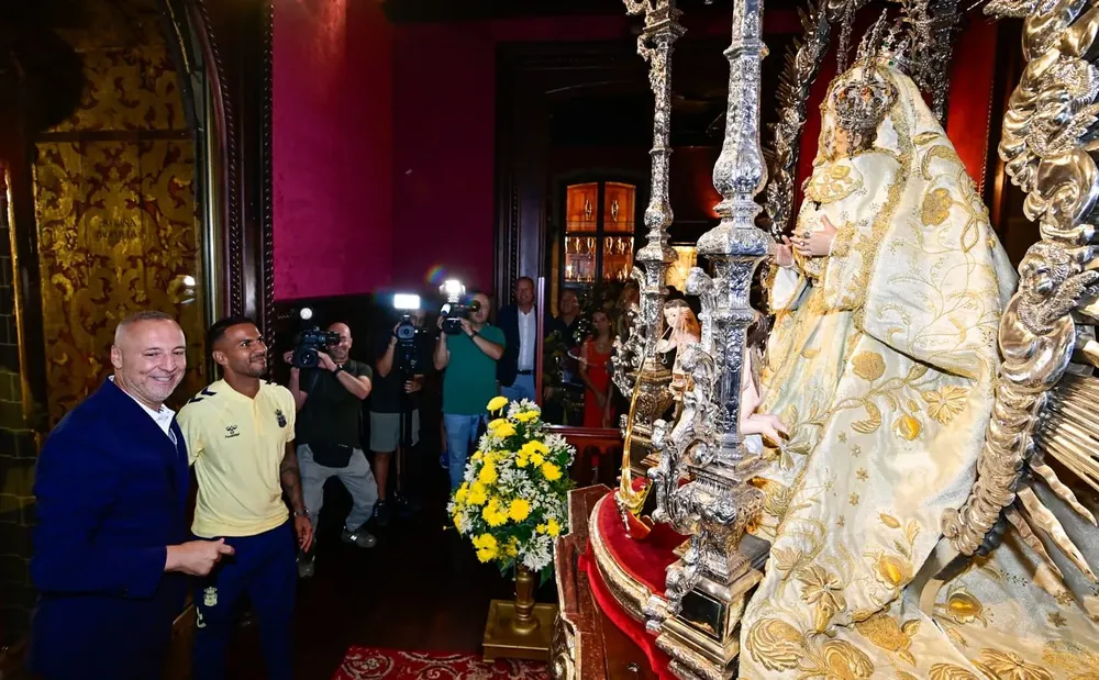 visita-de-las-palmas-a-virgen-del-pino-en-teror