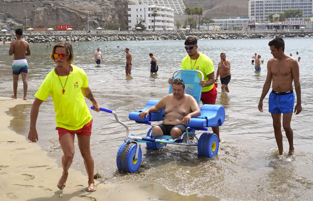 mogan-mejora-accesibilidad-playa-puerto-rico-con-una-silla anfibia