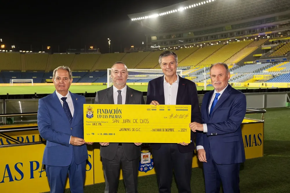 fundacion-union-deportiva-las-palmas-entrega-talon-solidario-a-san-juan-de-dios